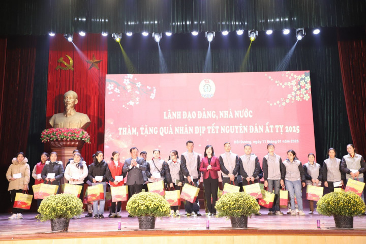 Bộ trưởng Đào Hồng Lan thăm, tặng quà cho đoàn viên, người lao động có hoàn cảnh khó khăn tỉnh Hải Dương
