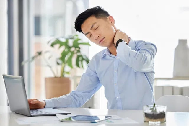 10 triệu chứng của chứng vẹo cổ