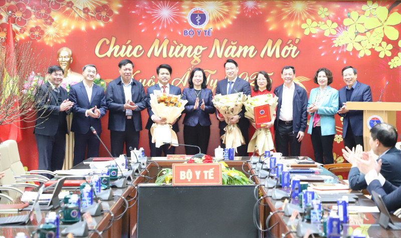 Bộ trưởng Bộ Y tế trao quyết định bổ nhiệm lại một số chức vụ lãnh đạo đơn vị thuộc Bộ Y tế