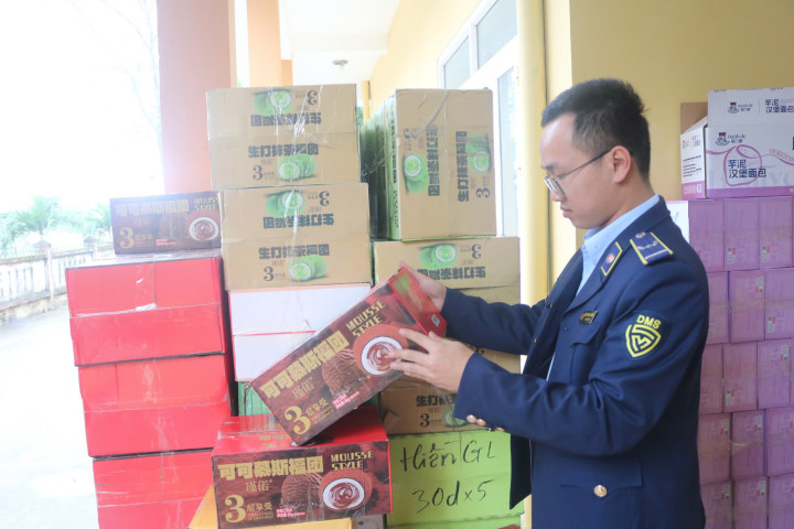 Quảng Bình phát hiện, thu giữ 950 kg bánh các loại nhập lậu