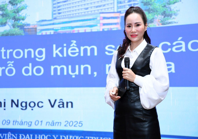 BSCKII. Ngô Thị Ngọc Vân báo cáo chủ đề “Ứng dụng Poly-D, L-Lactic Acid trong điều trị sẹo rỗ do mụn và rạn da”