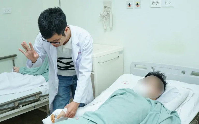 Cấp cứu nam thanh niên bị gãy xương cánh tay phải do tham gia trò chơi vật tay với bạn