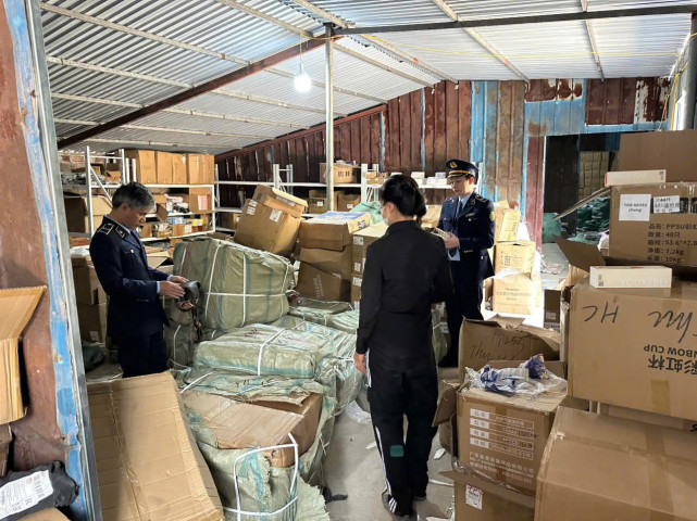 Quảng Ninh phát hiện, thu giữ hơn 2.000 hộp kẹo táo đỏ không rõ nguồn gốc, xuất xứ