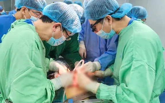 Ghép thận cho bệnh nhi 12 tuổi thành công từ người cho chết não