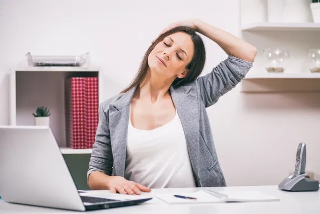 5 mẹo giúp thoát khỏi chứng cứng cổ