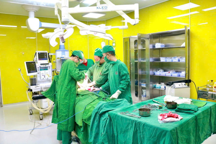Quảng Ninh: Cấp cứu thành công ca bệnh sốc mất máu do vỡ u nang buồng trứng