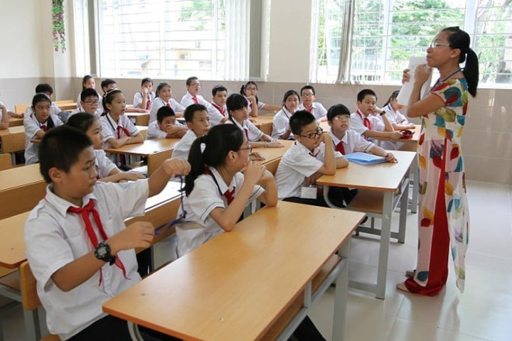 Thông qua đề nghị xây dựng Nghị quyết thí điểm tuyển người có trình độ cao đẳng dạy Chương trình giáo dục phổ thông 2018
