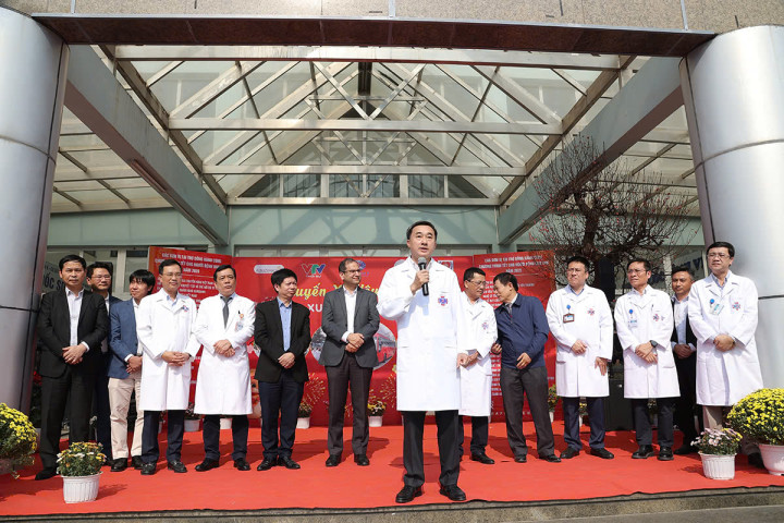 Đại diện Bộ Y tế tiễn bệnh nhân ung thư về quê đón Tết trên “Chuyến xe yêu thương miễn phí” tại Bệnh viện K Tân Triều