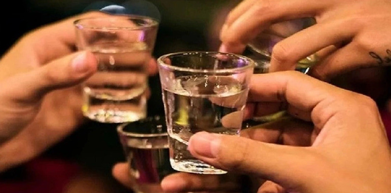 Bến Tre: 7 người phải nhập viện sau khi uống rượu có độ cồn cao