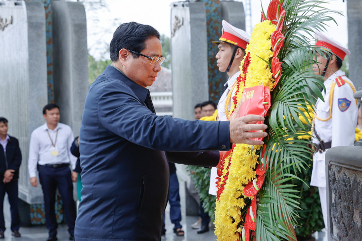 Thủ tướng Phạm Minh Chính dâng hương tri ân các anh hùng liệt sĩ và Mẹ Việt Nam anh hùng tại Quảng Nam