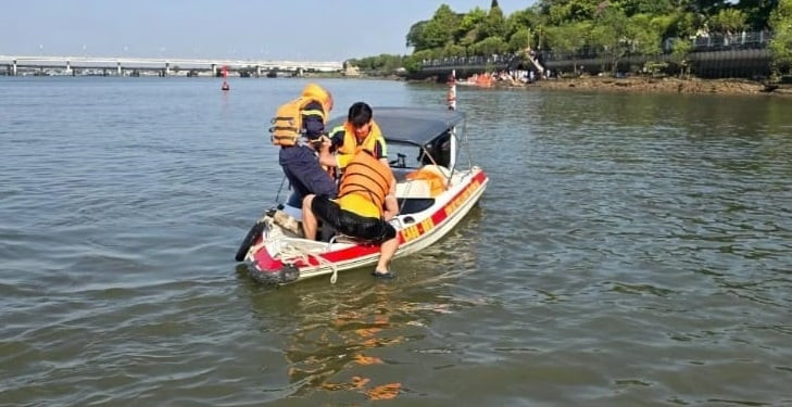 Đồng Nai: Ứng cứu thành công 12 vận động viên đua thuyền rơi xuống sông Đồng Nai