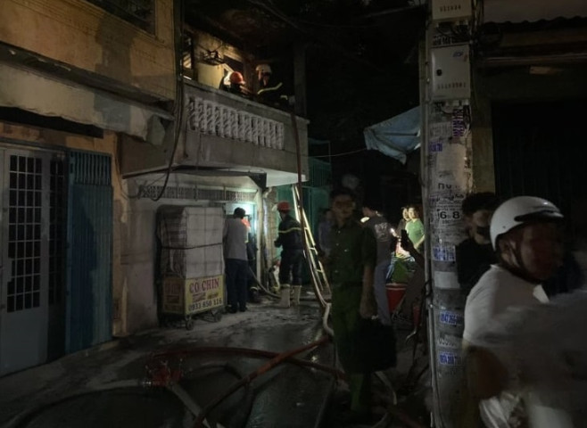 TP. Hồ Chí Minh: Cháy nhà trong hẻm sâu, 2 người may mắn thoát nạn