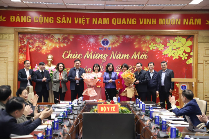 Bộ Y tế trao quyết định bổ nhiệm lại Phó Vụ trưởng Vụ Pháp chế và Phó Vụ trưởng Vụ Hợp tác quốc tế