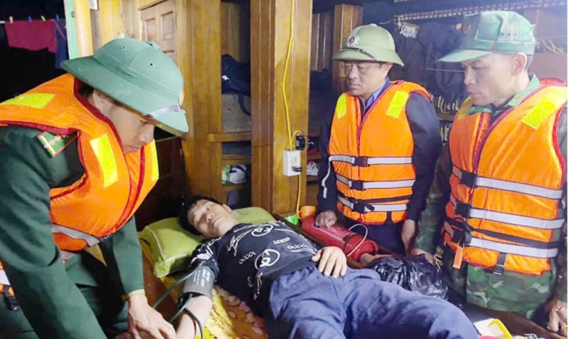 Hà Tĩnh: Cứu hộ thành công tàu cá và 6 ngư dân gặp nạn