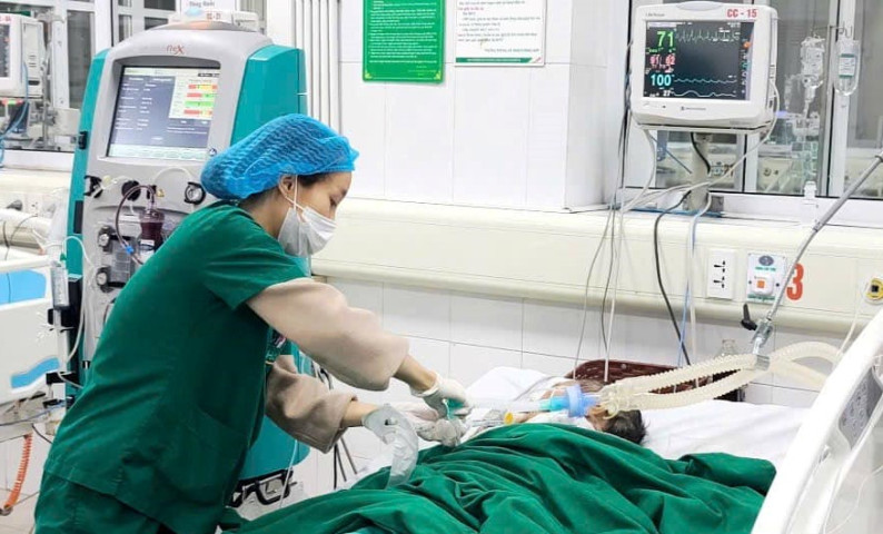 Hà Nội: Cấp cứu người đàn ông bị hôn mê do ngộ độc rượu