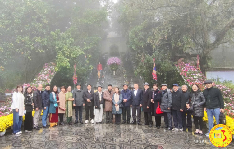 VACHE cùng Hội Quân dân y, Hội Đông y dâng hương tại đền thờ Thánh Tản Viên và thảo luận hợp tác