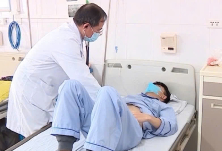 Hà Nội: Bệnh nhân 54 tuổi nhập viện do ăn gỏi sống