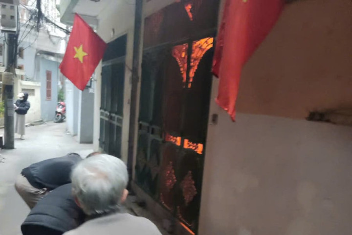 Hà Nội: Kịp thời giải cứu cụ ông 78 tuổi khỏi căn nhà đang cháy