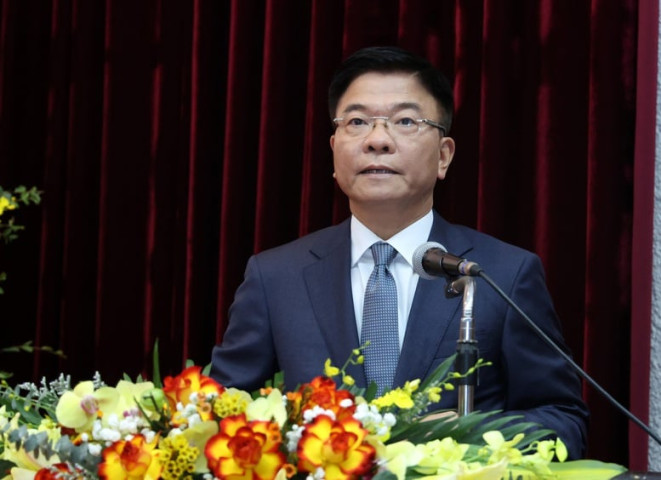 Phó Thủ tướng Lê Thành Long thăm, động viên các y bác sĩ, nhân viên y tế Bệnh viện Việt Đức