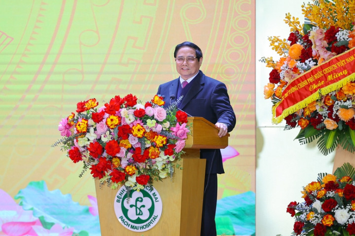 Thủ tướng Phạm Minh Chính tới thăm, động viên đội ngũ cán bộ, y bác sĩ tại Bệnh viện Bạch Mai nhân Ngày Thầy thuốc Việt Nam