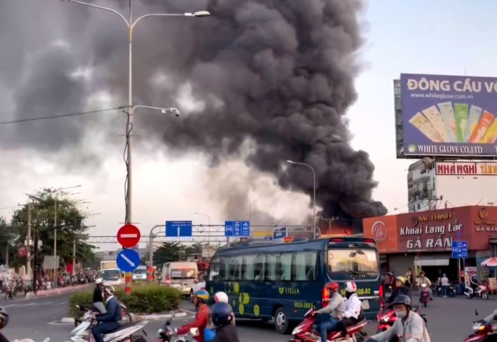 TP. Hồ Chí Minh: Xảy ra cháy lớn tại kho chứa đồ nhựa gia dụng ở TP. Thủ Đức