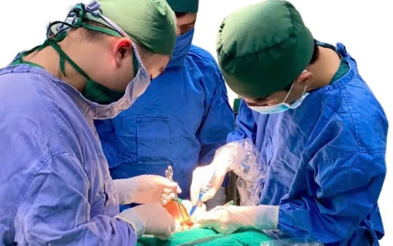 Phú Thọ: Điều trị cho bệnh nhân 71 tuổi bị nhiễm trùng do đắp thuốc Nam chữa u tuyến giáp