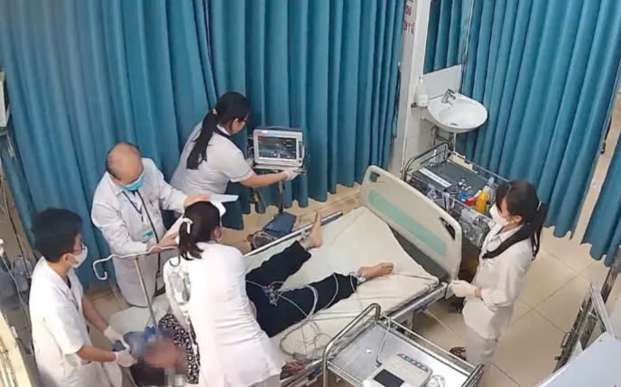 Hà Nội: Nỗ lực cấp cứu bệnh nhân 75 tuổi bị ngừng tim do nhồi máu cơ tim cấp