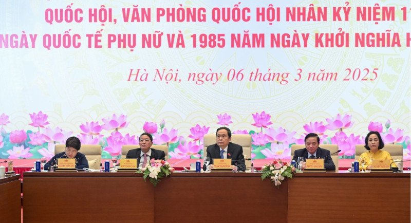 Chủ tịch Quốc hội Trần Thanh Mẫn gặp mặt chúc mừng nữ đại biểu Quốc hội