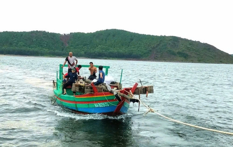 Bình Thuận: Lai dắt tàu cá bị nạn vào bờ an toàn, 15 thuyền viên sức khỏe ổn định