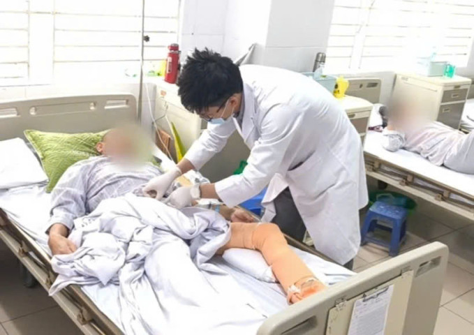 Hà Nội: Người đàn ông hoại tử toàn bộ cẳng chân do viêm mô bào sau khi bị ngã
