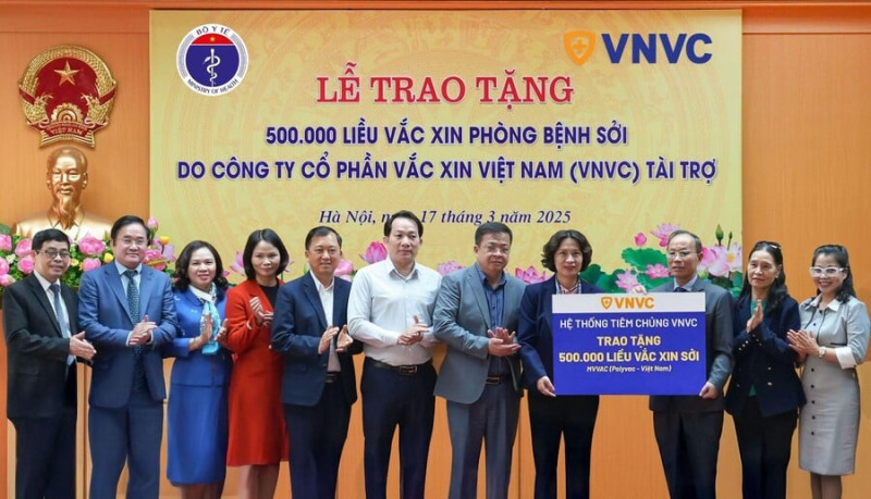 Hệ thống tiêm chủng VNVC tặng Bộ Y tế 500.000 liều vaccine sởi chống dịch