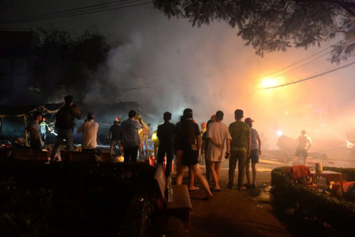 TP. Hồ Chí Minh: Xảy ra cháy lớn thiêu rụi nhiều kiốt tại chợ Thanh Đa