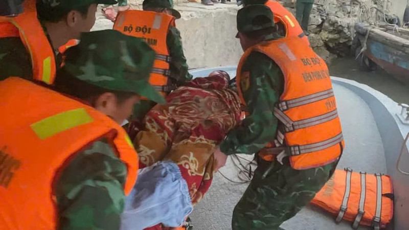 Nghệ An: Cứu sống 1 thuyền viên trong vụ chìm tàu cá