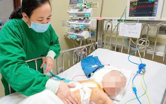 Hà Nội: Cứu sống bé 20 tháng tuổi mắc u nguyên bào thận