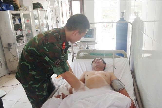 Khánh Hoà: Bệnh xá đảo Trường Sa cấp cứu ngư dân bị xuất huyết tiêu hóa
