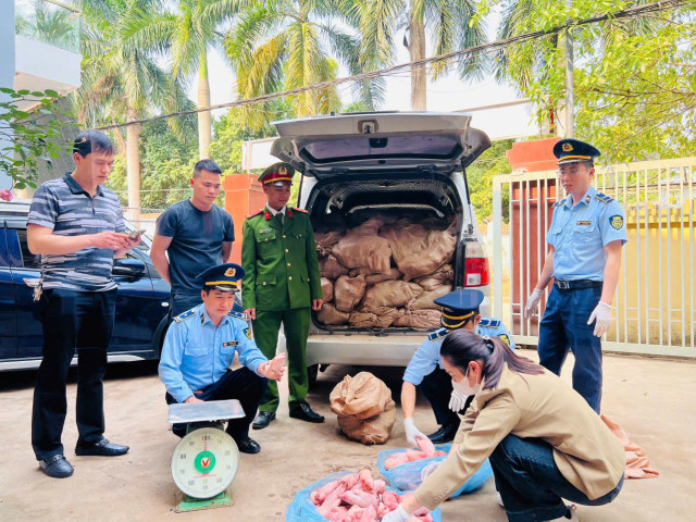Lạng Sơn: Kiểm tra, tạm giữ 1.500kg móng giò lợn đông lạnh không rõ nguồn gốc xuất xứ