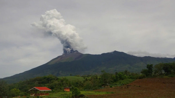 Philippines: Núi lửa Kanlaon phun trào trở lại, tạo cột khói cao 4.000m