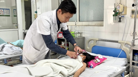 Hà Nội: Bé gái 11 tuổi bị chó nhà cắn thủng thực quản phải phẫu thuật khẩn cấp