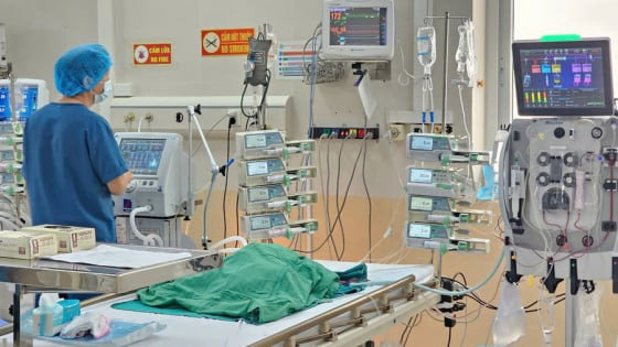 Hà Nội: Mắc tay chân miệng khiến bé gái 14 tháng tuổi phải lọc máu liên tục