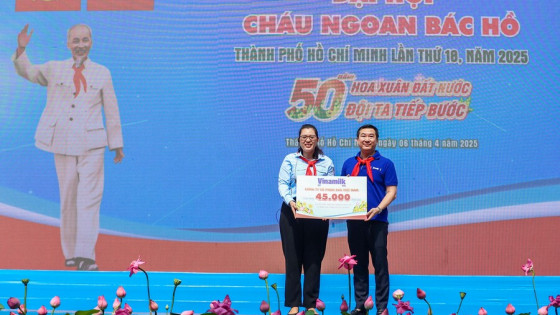 Vinamilk tặng 50.000 hộp sữa cho thiếu nhi tại Thành phố Hồ Chí Minh nhân sự kiện 50 năm thống nhất đất nước