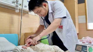 Phú Thọ: Cấp cứu kịp thời bé trai 1 tháng tuổi suy hô hấp, viêm phổi nặng do RSV