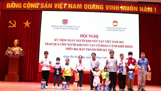 Hà Nội: 100 phần quà ý nghĩa gửi tới người khuyết tật nhân Ngày Người khuyết tật Việt Nam