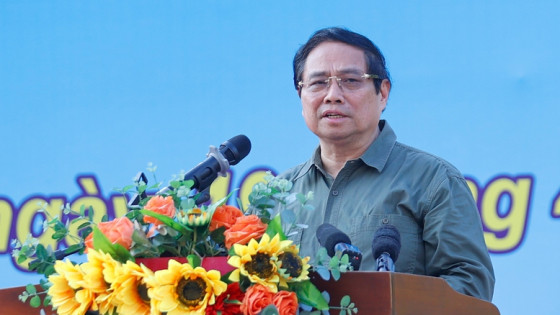 Thủ tướng Chính phủ động viên các lực lượng chuẩn bị tham gia diễu binh kỷ niệm 50 năm Ngày Giải phóng miền Nam, thống nhất đất nước