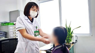 Hà Nội: Gắp ký sinh trùng dài gần 10cm trong mắt người phụ nữ