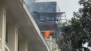 Hà Nội: Xảy ra cháy lớn tại nhà dân cạnh Trường Tiểu học Thăng Long, quận Hoàn Kiếm