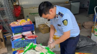 Hà Nội: Tạm giữ trên 800kg xúc xích, lạp xưởng không rõ nguồn gốc xuất xứ