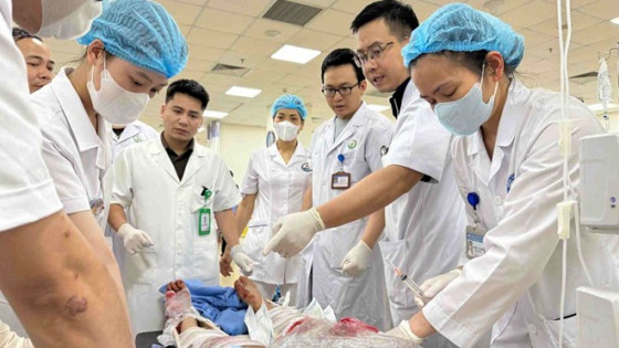 Khẩn trương cứu chữa các nạn nhân vụ lật xe khách ở Tam Đảo
