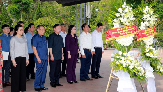 Phó Chủ tịch nước và Phó Thủ tướng dâng hương tri ân các Anh hùng liệt sĩ tại Quảng Trị