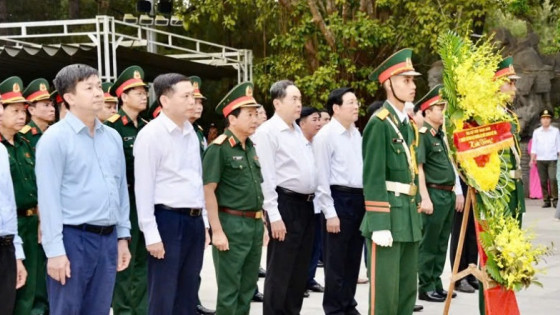 Chủ tịch Quốc hội Trần Thanh Mẫn dâng hương tưởng niệm các Anh hùng liệt sĩ tại tỉnh Quảng Trị