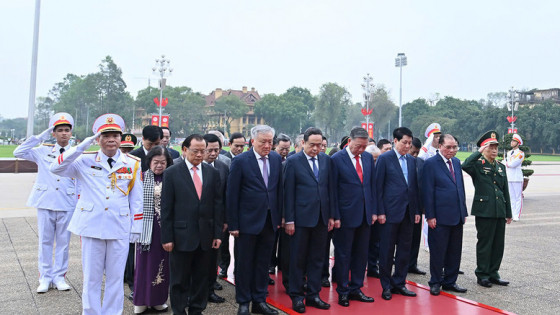 Lãnh đạo Đảng, Nhà nước vào Lăng viếng Chủ tịch Hồ Chí Minh nhân kỷ niệm 50 năm Ngày Giải phóng miền Nam, thống nhất đất nước